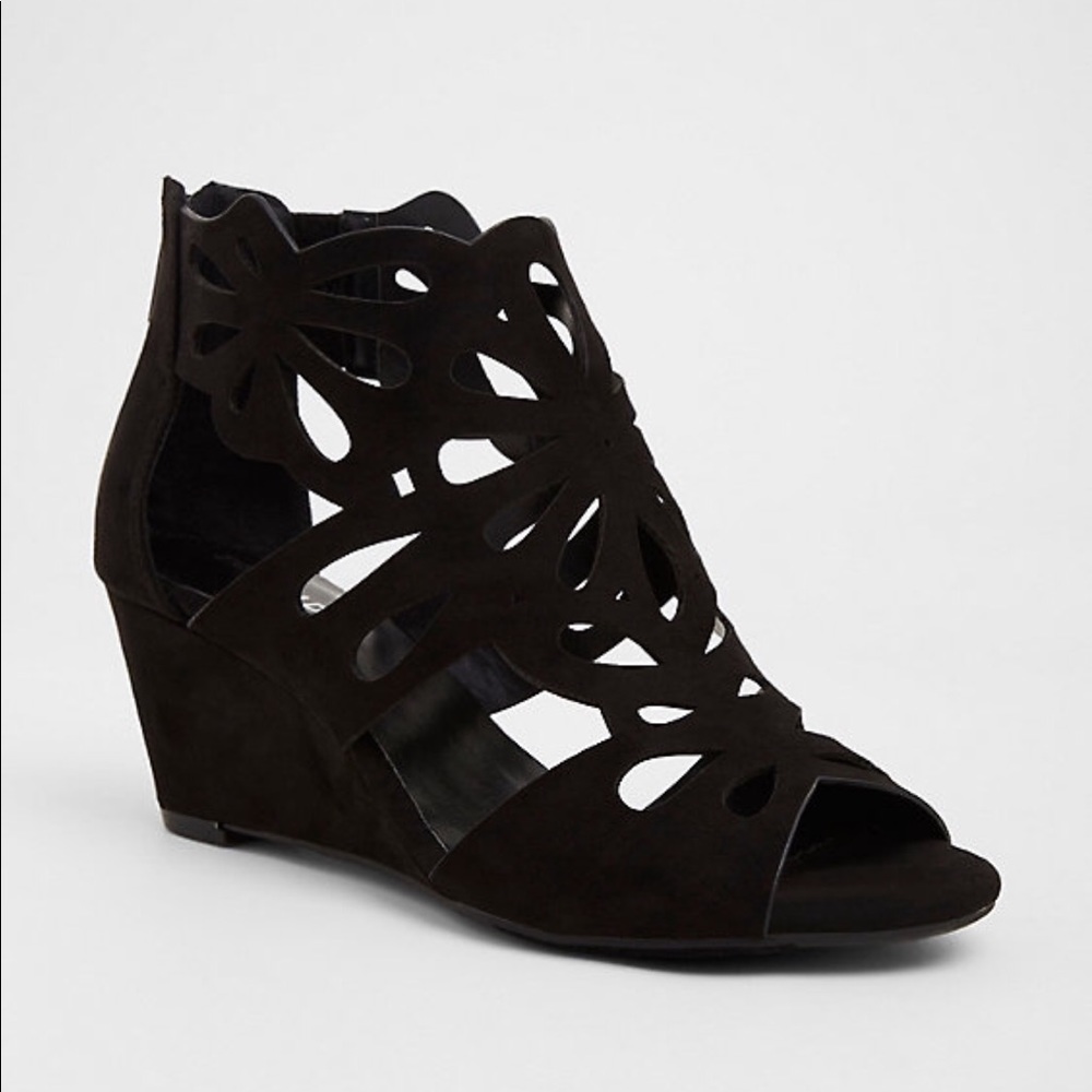New Torrid floral cut out wedges size 8W